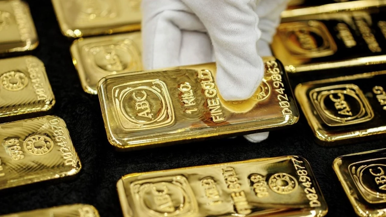 سعر جرام الذهب عيار 21 يكسر حاجز 7500 جنيه مدفوعاً بضغوط الدولار